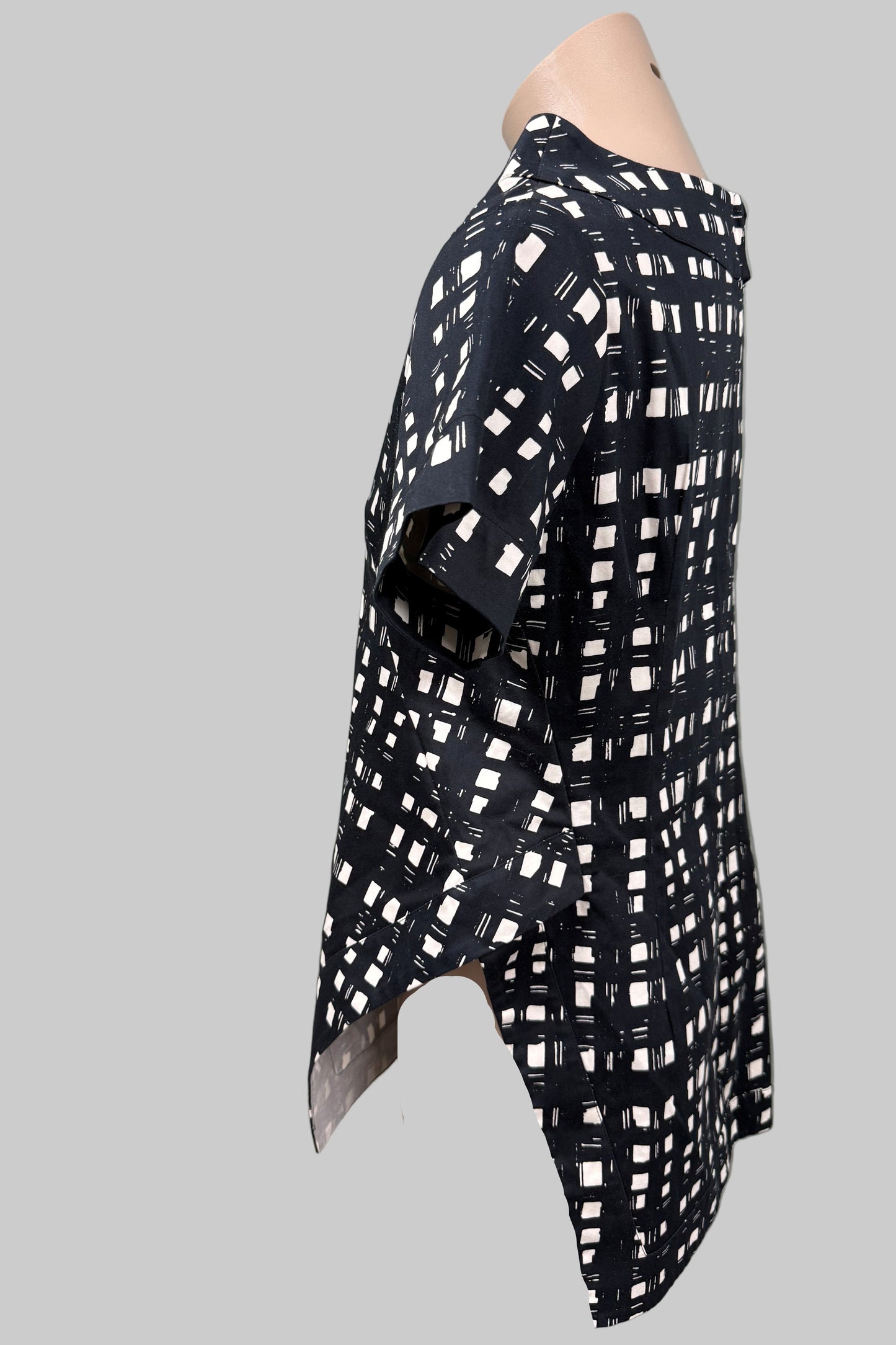 NIC Black and White Top Size 2